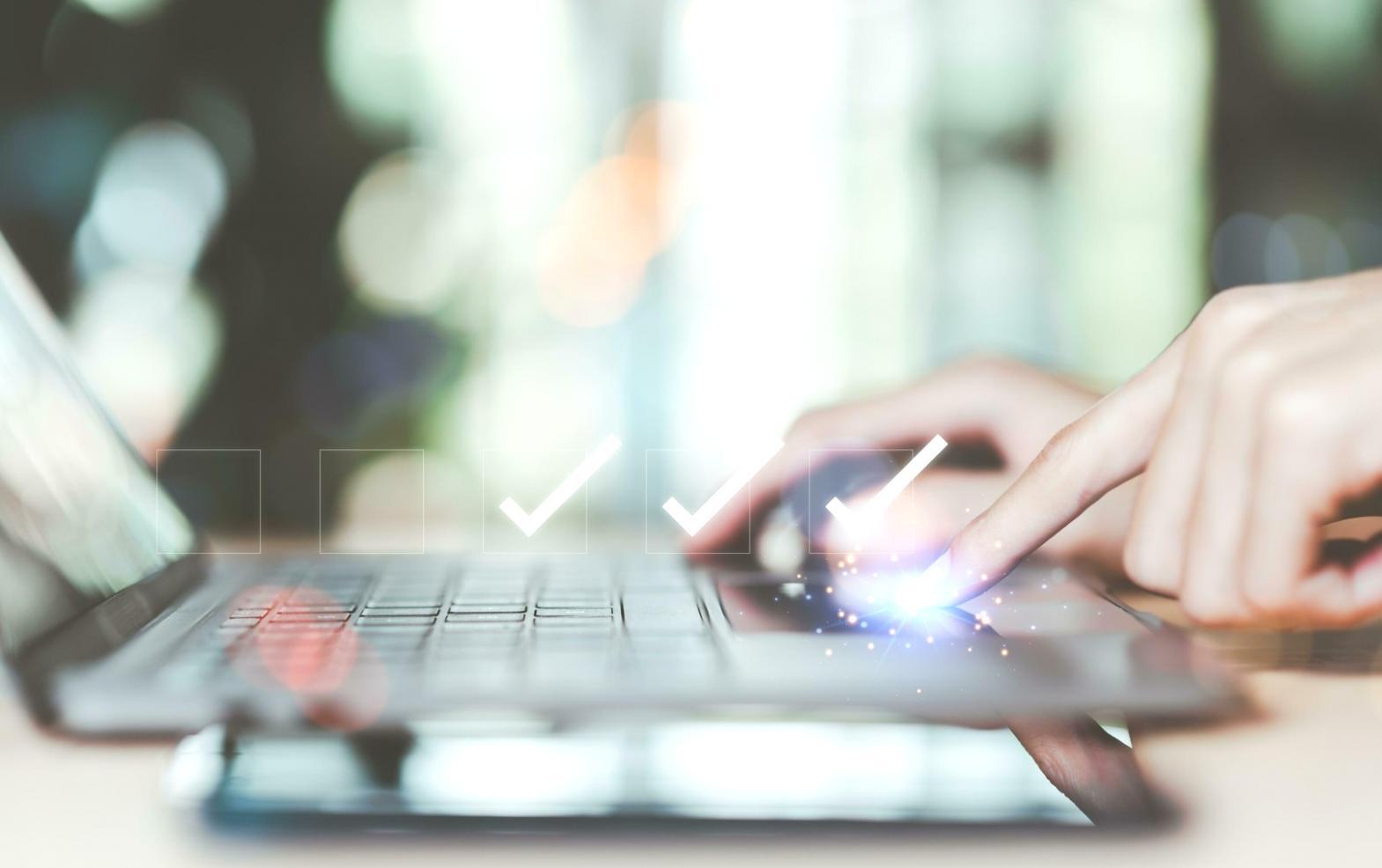 Groupe d'apprenants travaillant sur du contenu SEO